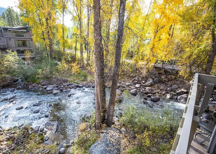 Riverfront 2 Bedroom - Steps To Town - Pool & Hot Tub