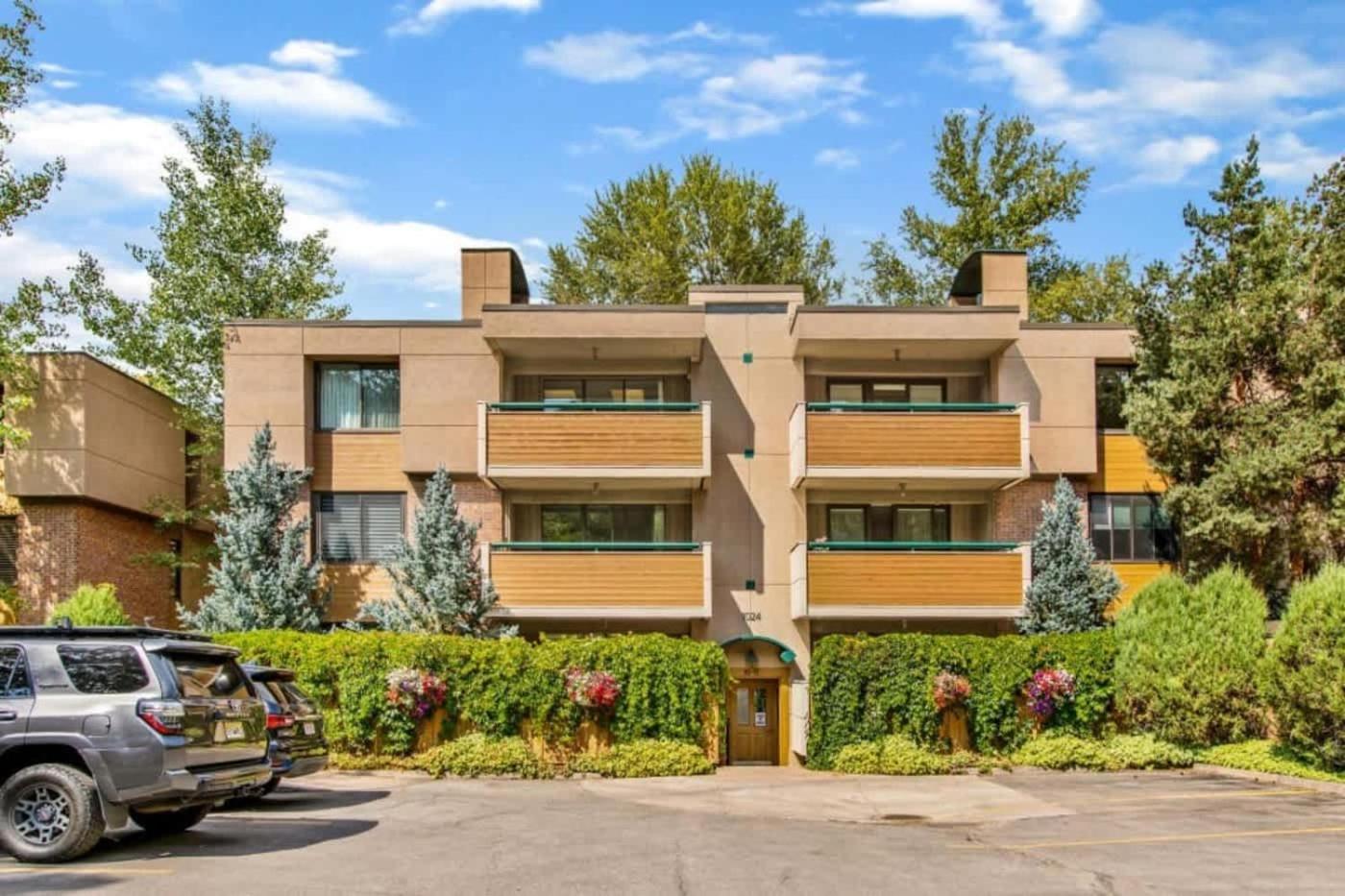Riverfront 2 Bedroom - Steps To Town - Pool & Hot Tub Holiday home *