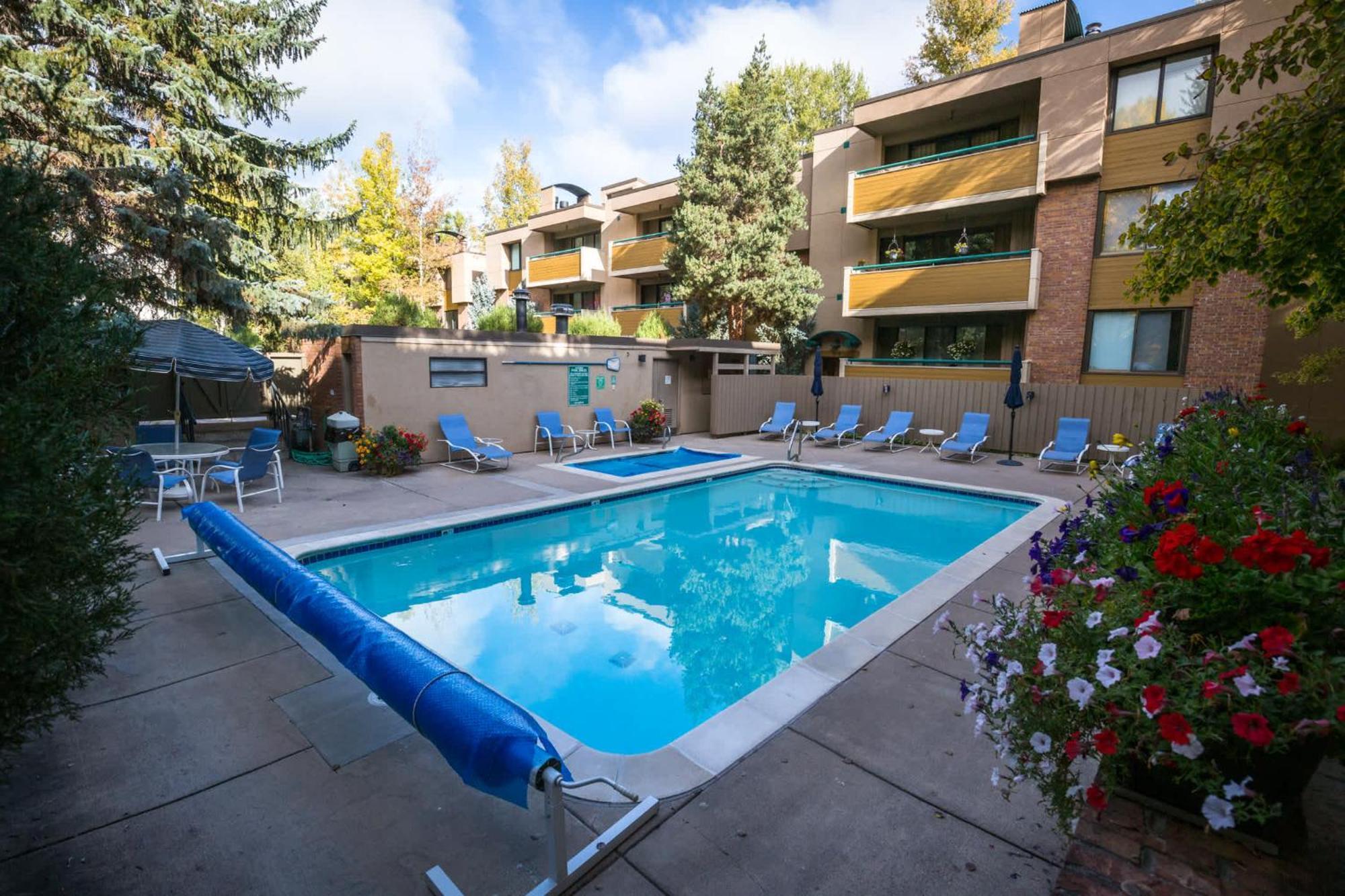 Riverfront 2 Bedroom - Steps To Town - Pool & Hot Tub Aspen