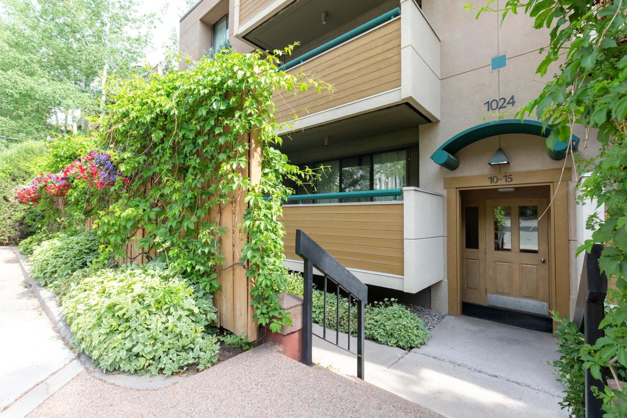 Riverfront 2 Bedroom - Steps To Town - Pool & Hot Tub *