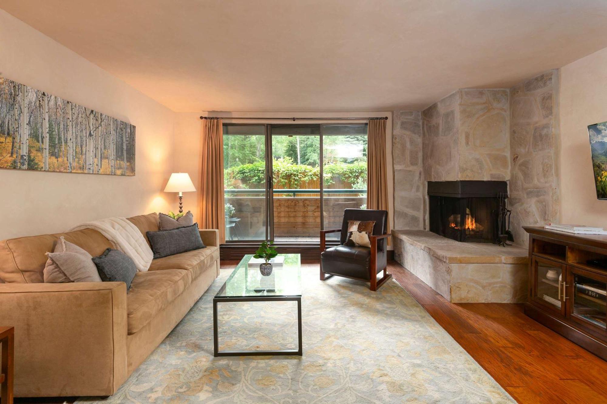 Riverfront 2 Bedroom - Steps To Town - Pool & Hot Tub Holiday home Aspen