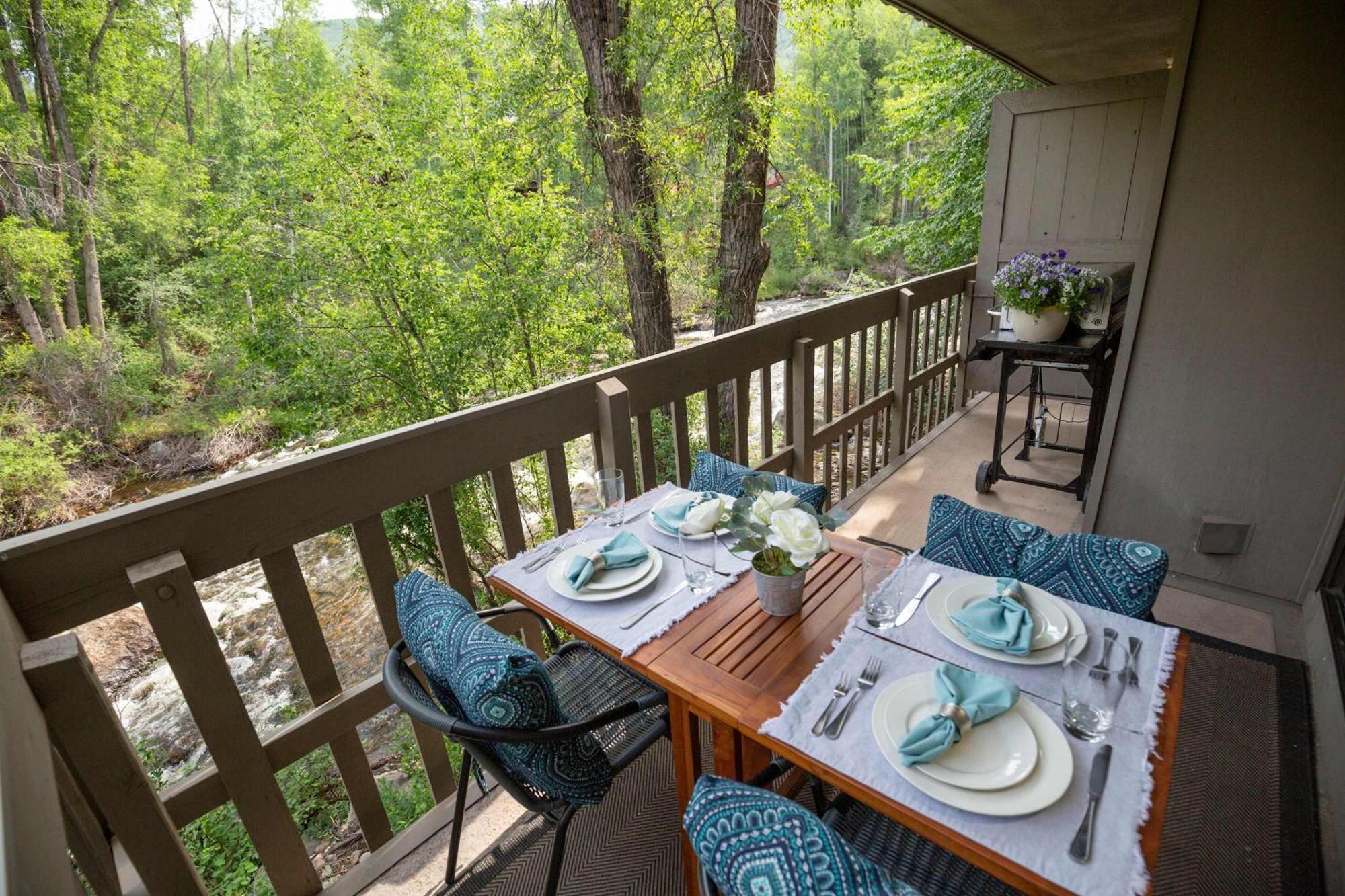 Riverfront 2 Bedroom - Steps To Town - Pool & Hot Tub *