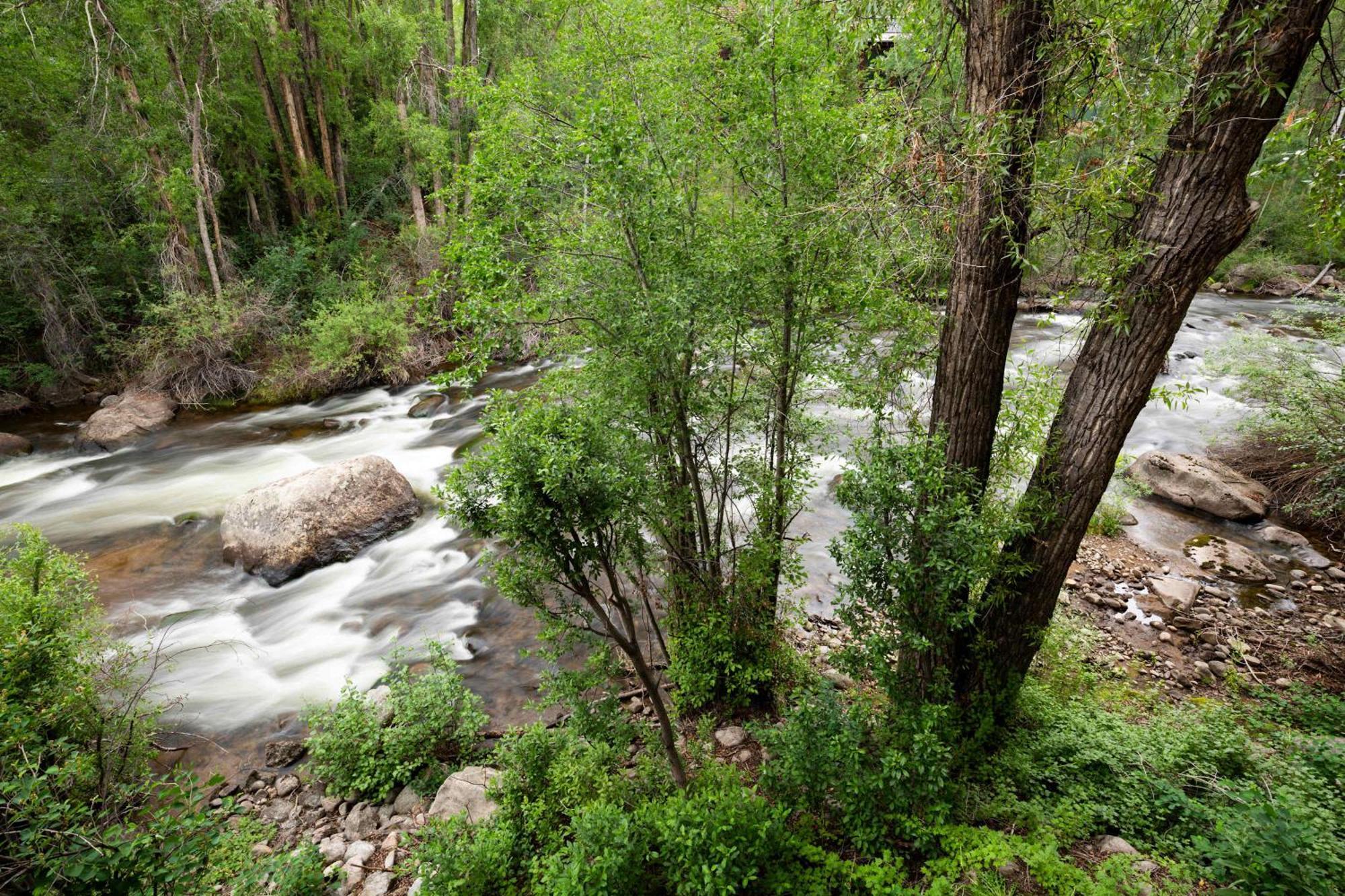 Riverfront 2 Bedroom - Steps To Town - Pool & Hot Tub