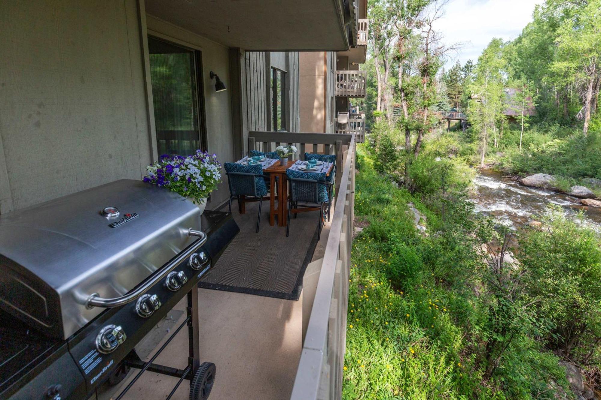 Holiday home Riverfront 2 Bedroom - Steps To Town - Pool & Hot Tub *