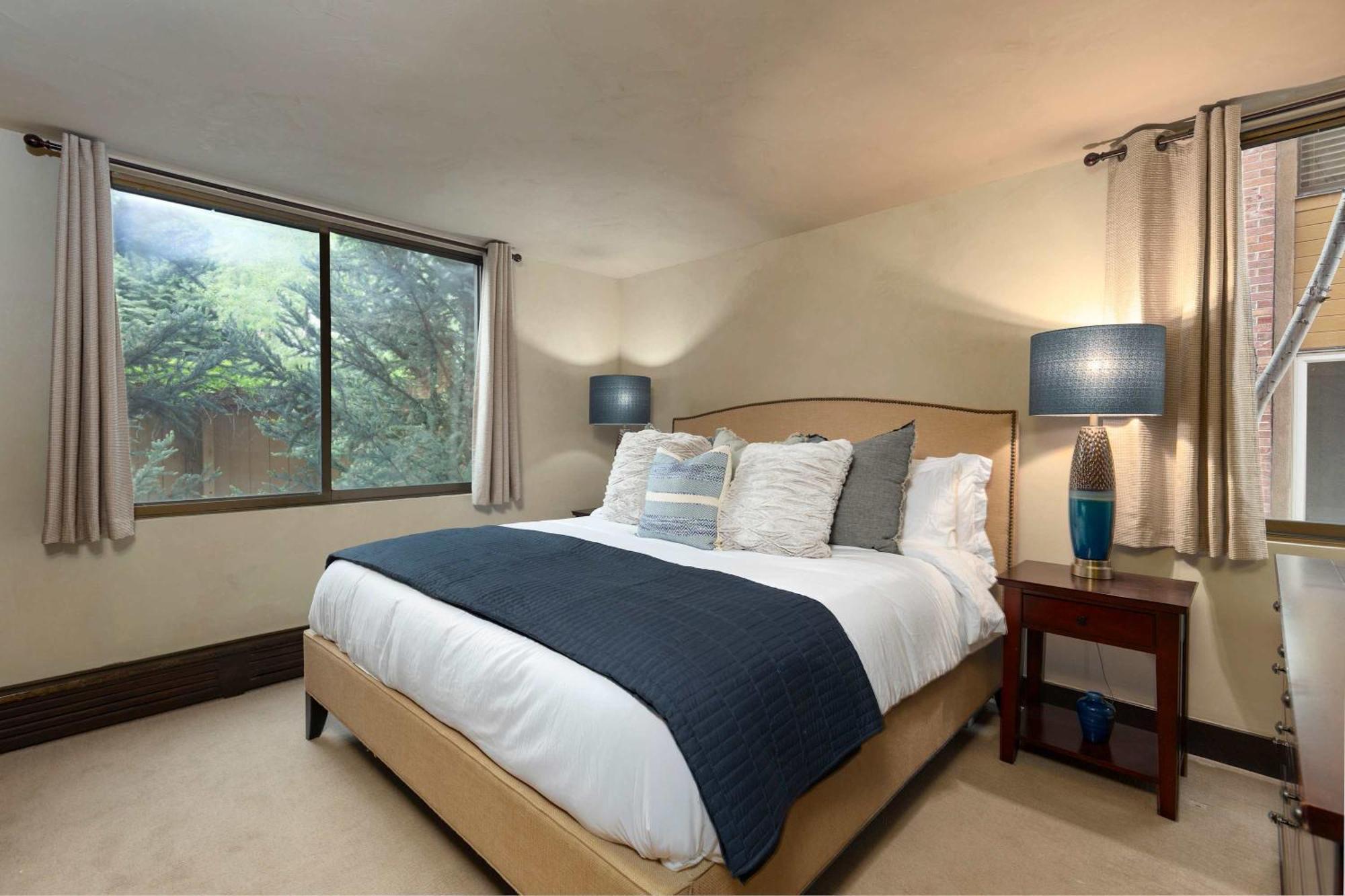 Riverfront 2 Bedroom - Steps To Town - Pool & Hot Tub Aspen