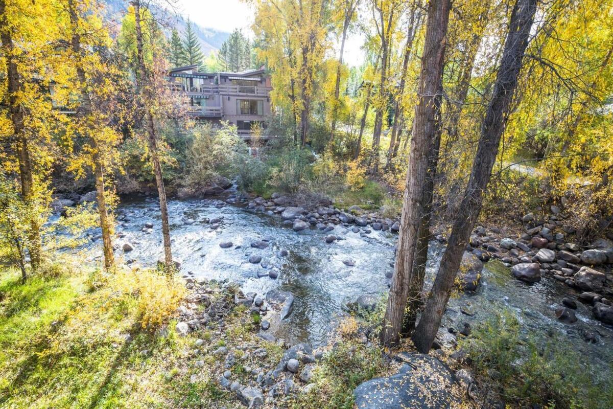 Riverfront 2 Bedroom - Steps To Town - Pool & Hot Tub Holiday home *
